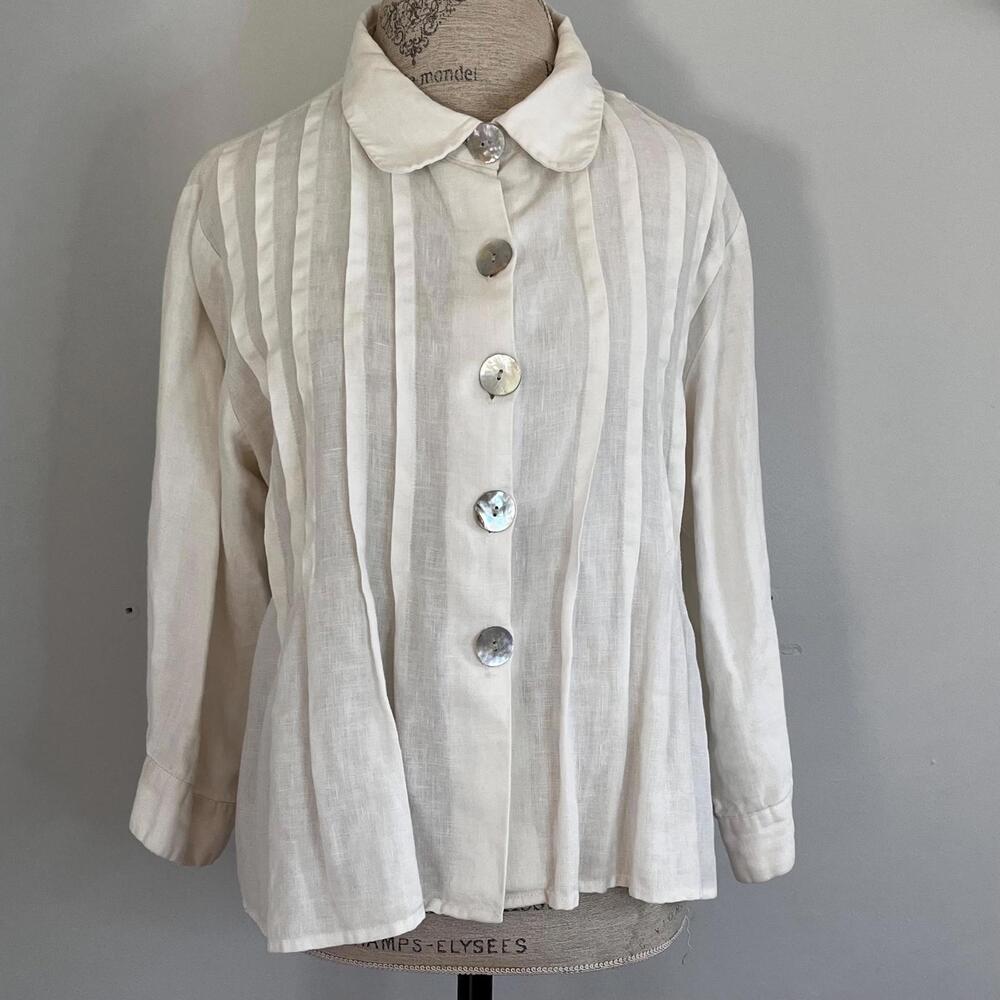 two wishes women’s linen blouse short cut with large opalescent buttons